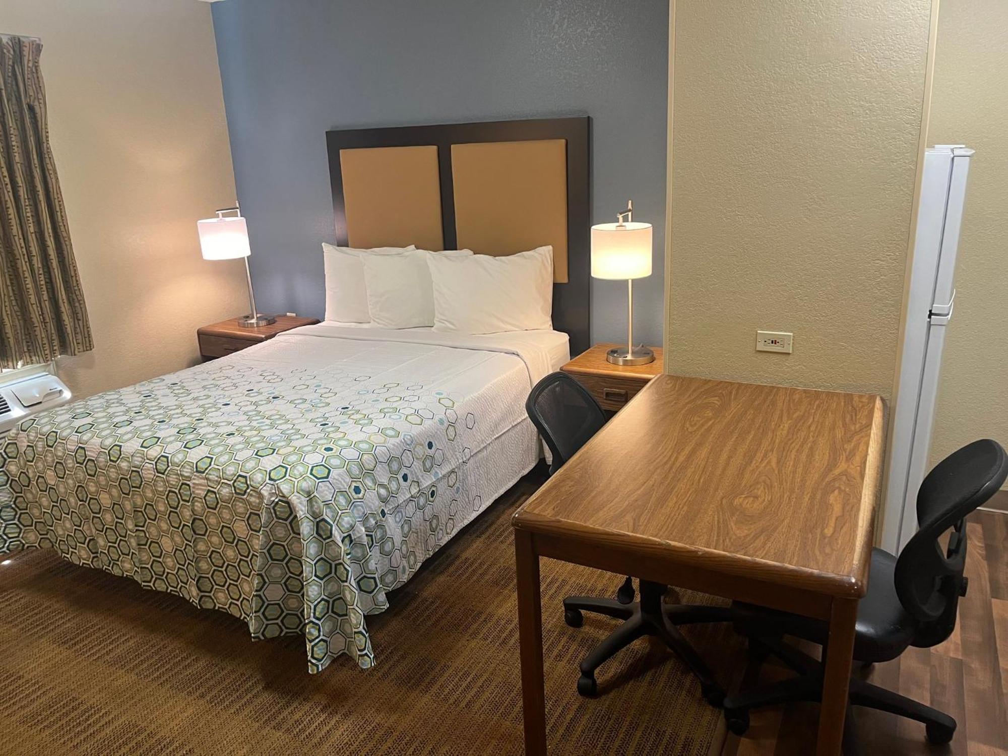 Hometowne Studios And Suites By Red Roof Greensboro Exteriér fotografie