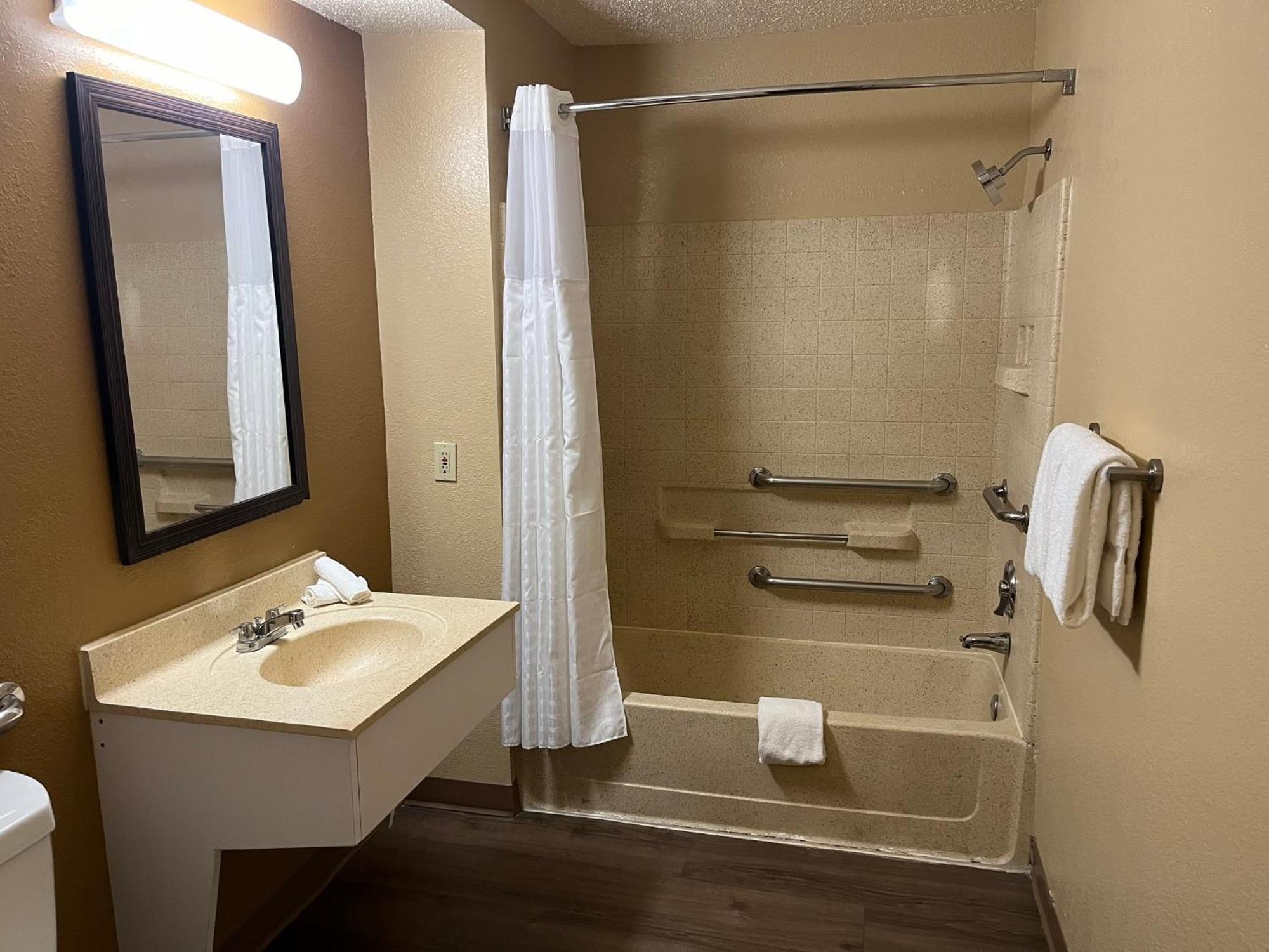 Hometowne Studios And Suites By Red Roof Greensboro Exteriér fotografie