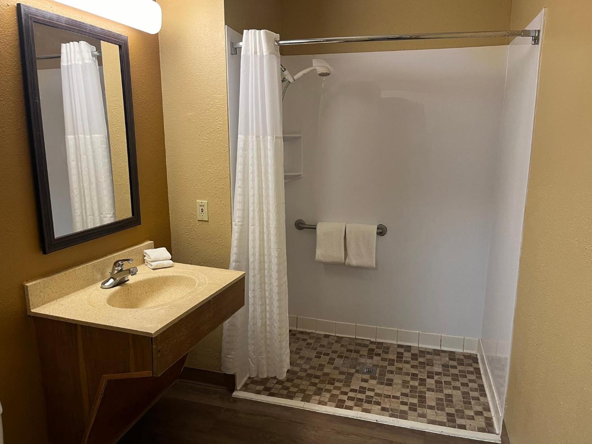 Hometowne Studios And Suites By Red Roof Greensboro Exteriér fotografie