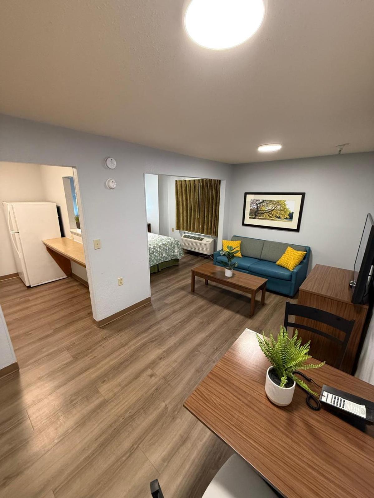 Hometowne Studios And Suites By Red Roof Greensboro Exteriér fotografie